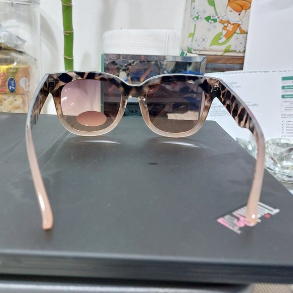 Liz Claiborne Womens UV Protection Sunglasses - Picture 3 of 7